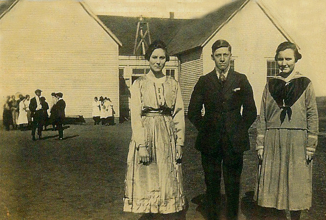 picture of George Ellis and ladies in front of old Folsomville School